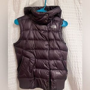 EUC The North Face hooded 550 down vest small Beautiful Dark Plum